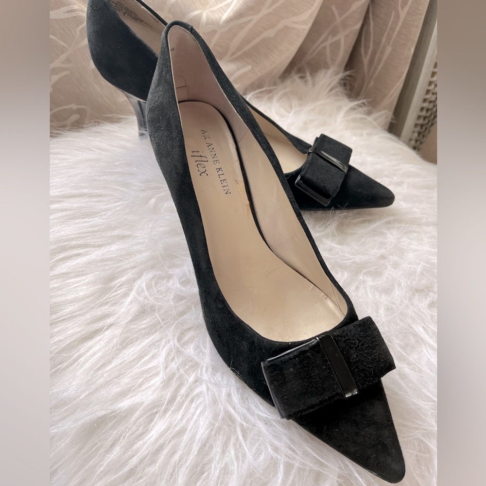 Anne Klein iflex Black suede with patent leather/suede bow-pump.